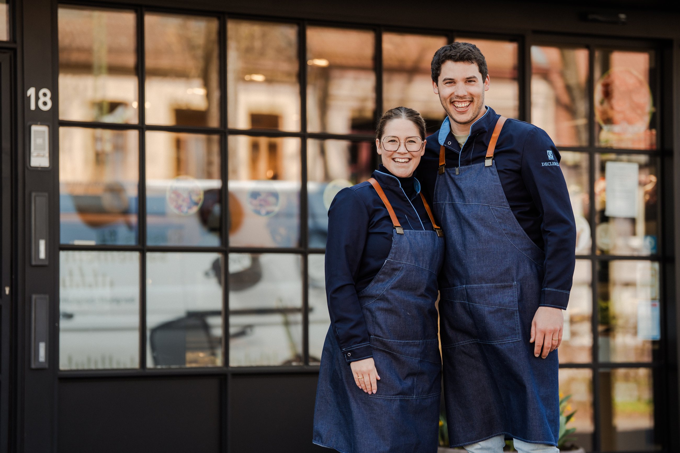 Davina en Jean-Baptiste voor hun keurslagerij in de Voorstraat in Kaprijke
