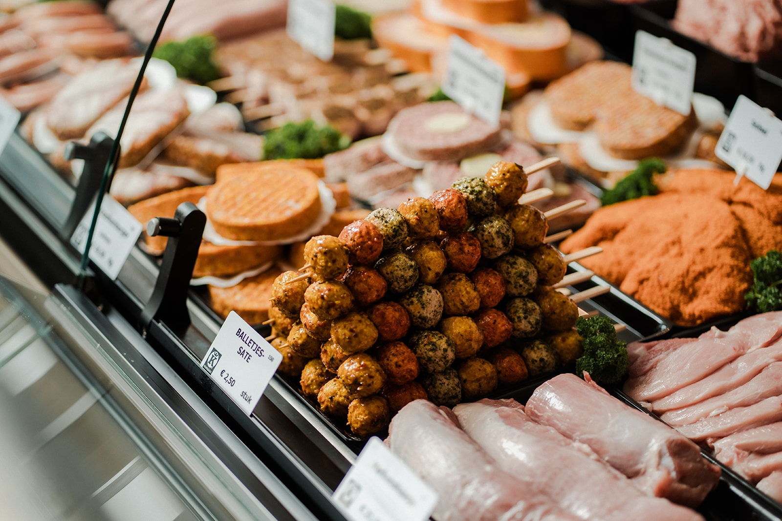Vers vlees en charcuterie in de toonbank